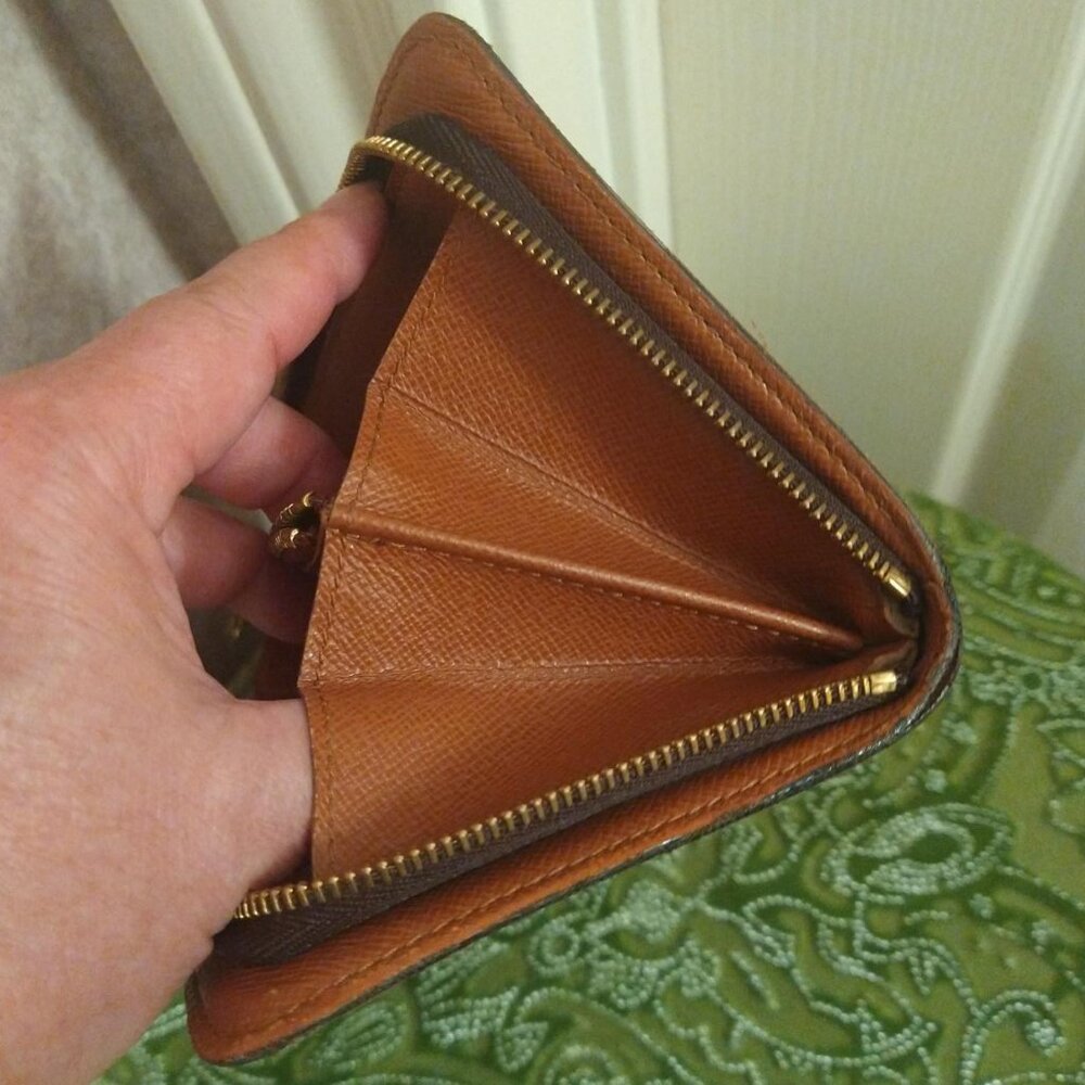 Louis Vuitton Monogram Zippy Wallet - Picture 13 of 15
